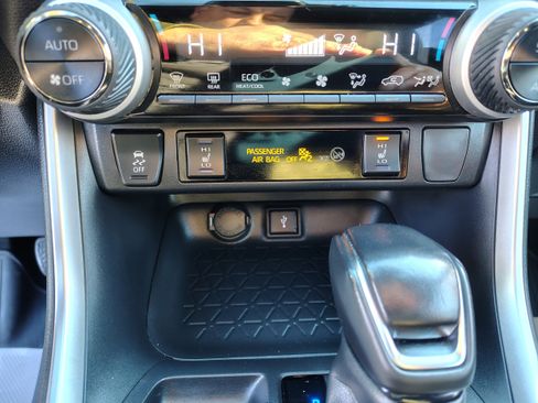 Used 2022 Toyota RAV4 SE image 33