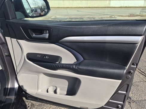 Used 2014 Toyota Highlander XLE image 14