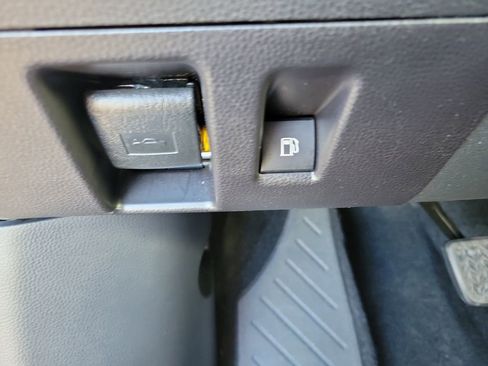 Used 2022 Toyota Highlander LE image 33