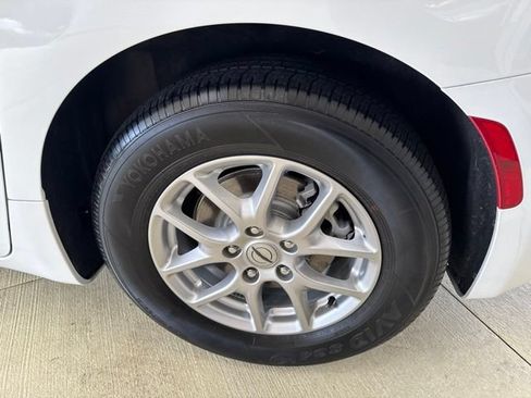 Used 2023 Chrysler Pacifica Touring FWD image 41