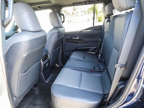 Used 2025 Lexus GX 550 w/ Accessory Package (Z1) image 18