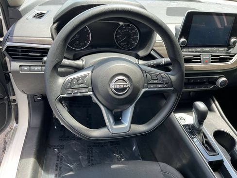 Used 2025 Nissan Altima 2.5 SV FWD image 23