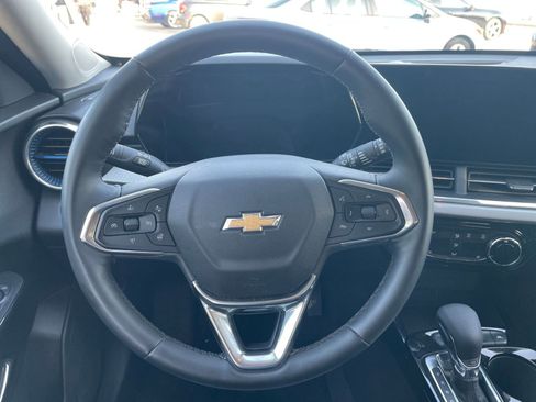 Used 2025 Chevrolet Trax LT w/ LT Convenience Package image 31