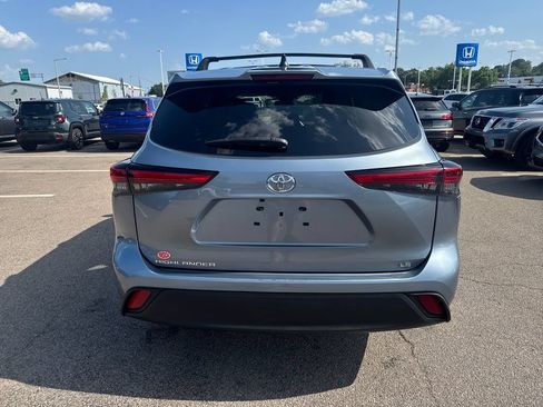 Used 2023 Toyota Highlander LE FWD image 6