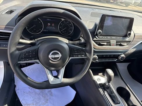 Used 2025 Nissan Altima 2.5 SV FWD image 17