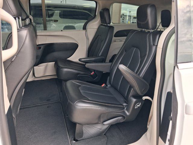 Used 2024 Chrysler Pacifica Touring-L FWD image 9