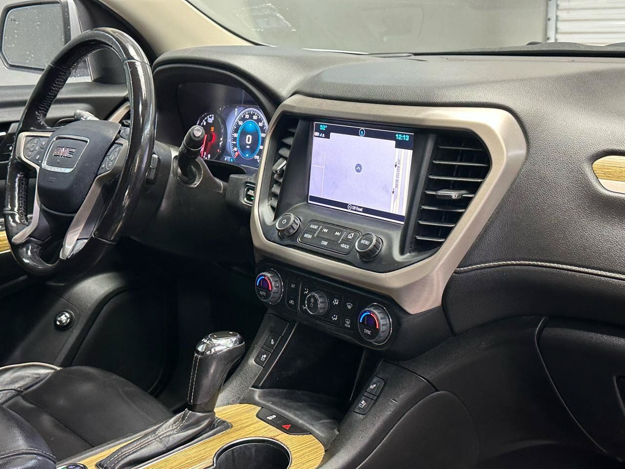 Used 2019 GMC Acadia Denali w/ Technology Package FWD image 9