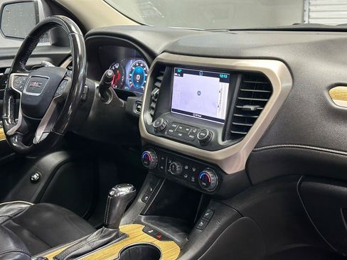 Used 2019 GMC Acadia Denali w/ Technology Package FWD image 9
