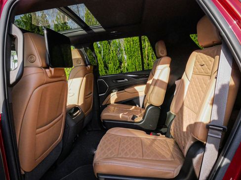 Used 2022 Cadillac Escalade Premium Luxury image 8