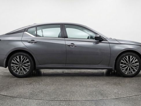 Used 2025 Nissan Altima 2.5 SV FWD image 11