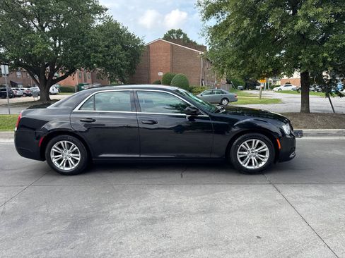 Used 2017 Chrysler 300 Limited RWD image 3