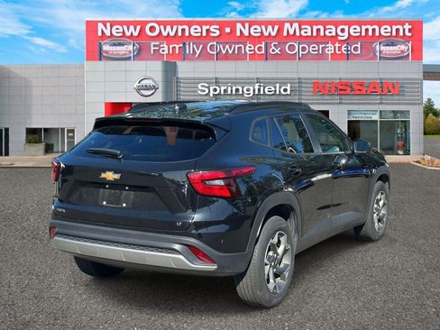 Used 2025 Chevrolet Trax LT w/ LT Convenience Package FWD image 5