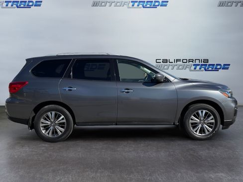 Used 2019 Nissan Pathfinder S image 4