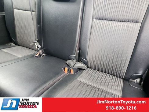 Used 2018 Toyota Highlander Plus FWD image 32