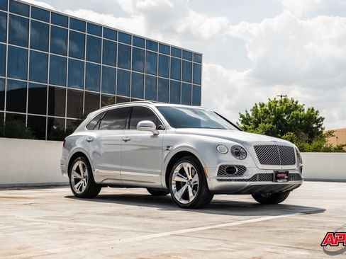 Used 2017 Bentley Bentayga AWD/4WD image 39