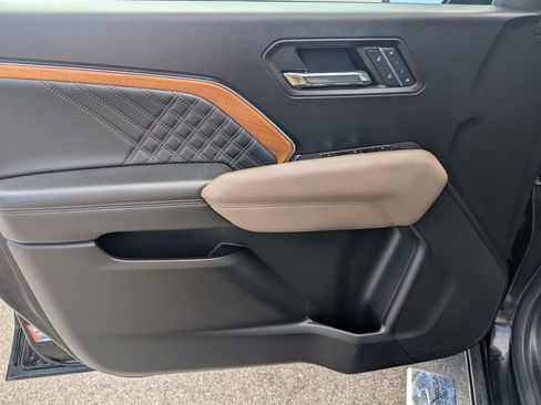 Used 2023 GMC Canyon Denali w/ Denali Black Edition image 14