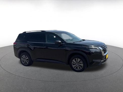 Used 2025 Nissan Pathfinder SV AWD/4WD image 2