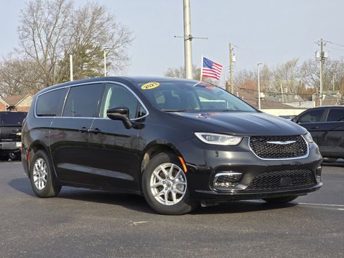 Used 2023 Chrysler Pacifica Touring-L image 2