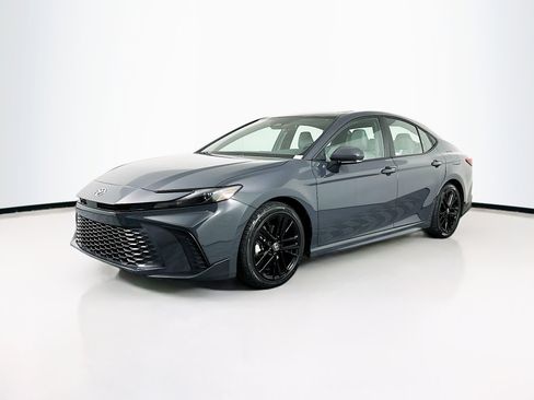 Used 2025 Toyota Camry SE image 3