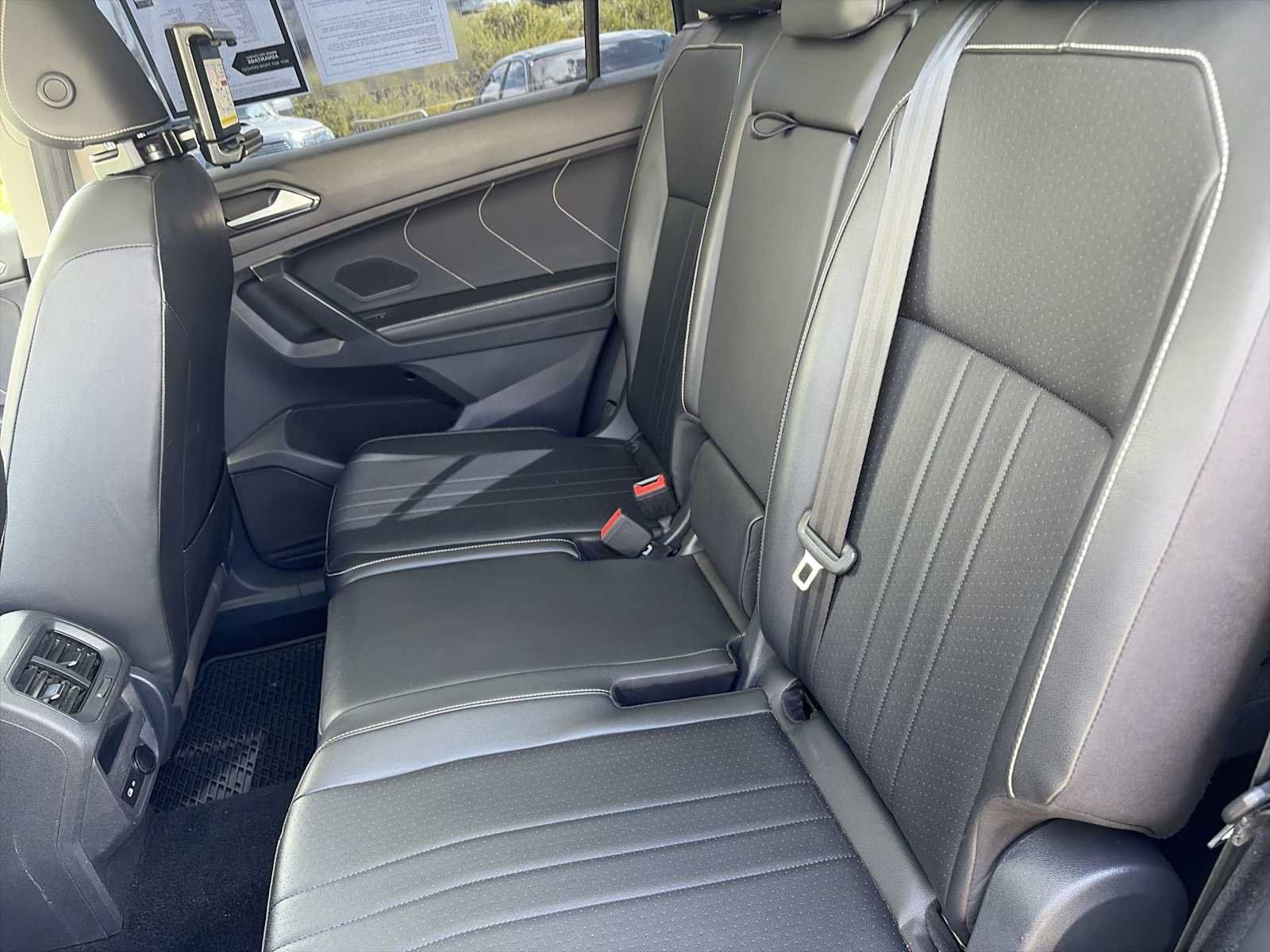 Used 2023 Volkswagen Tiguan SE w/ Panoramic Sunroof Package FWD image 24