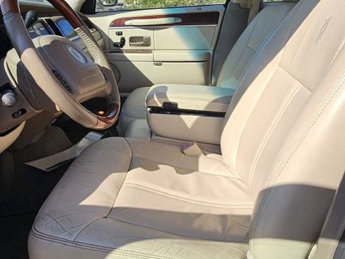 Used 2003 Lincoln Town Car Cartier RWD image 5
