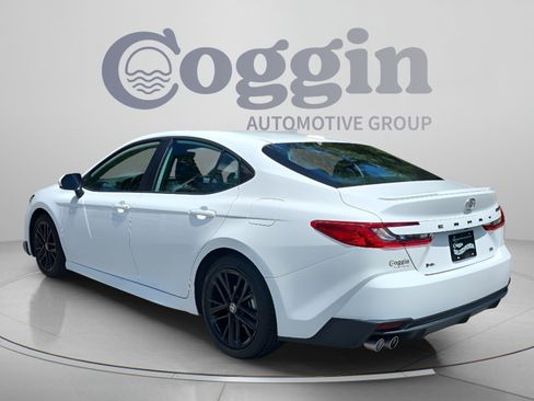 Used 2025 Toyota Camry SE w/ Convenience Package FWD image 3