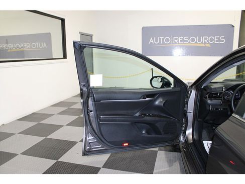 Used 2023 Toyota Camry SE image 11