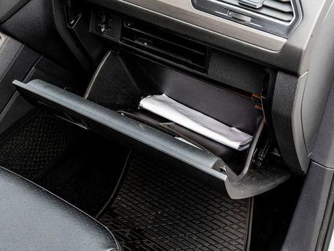 Used 2020 Volkswagen Tiguan SE image 37