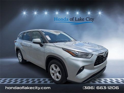 Used 2023 Toyota Highlander LE image 1