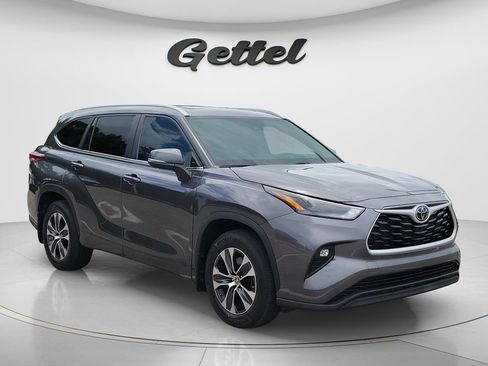 Used 2023 Toyota Highlander XLE FWD image 3