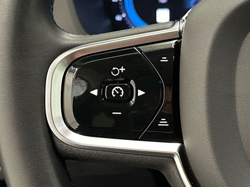 Used 2023 Volvo XC60 B5 Plus image 22