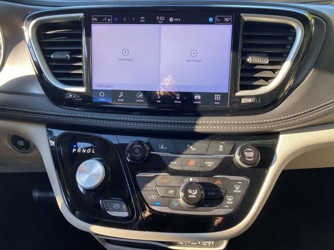 Used 2024 Chrysler Pacifica Limited FWD image 23