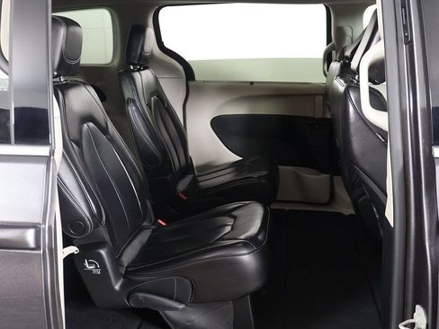 Used 2023 Chrysler Pacifica Touring-L image 28