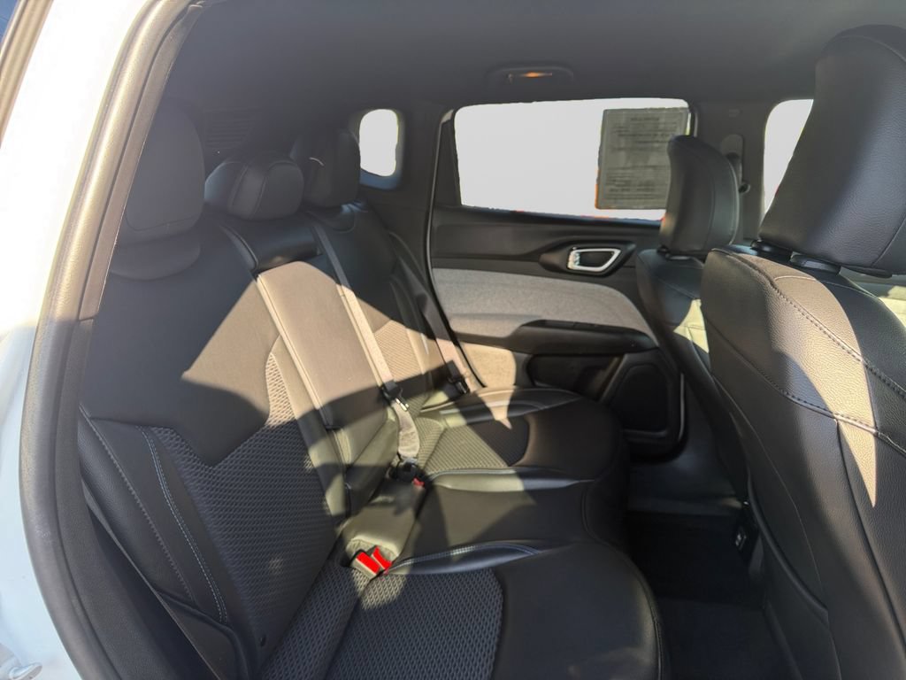 Used 2025 Jeep Compass Latitude AWD/4WD image 18