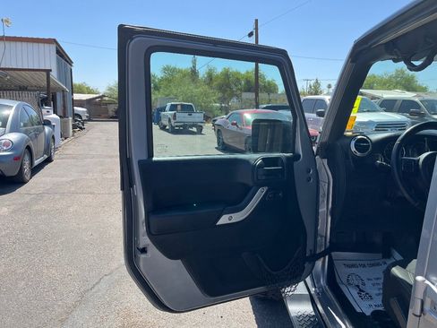 Used 2018 Jeep Wrangler Unlimited Sahara w/ Connectivity Group AWD/4WD image 24
