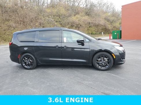 Used 2019 Chrysler Pacifica Touring-L w/ S Appearance Package image 3