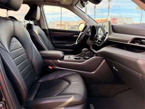 Used 2024 Toyota Highlander XLE image 23