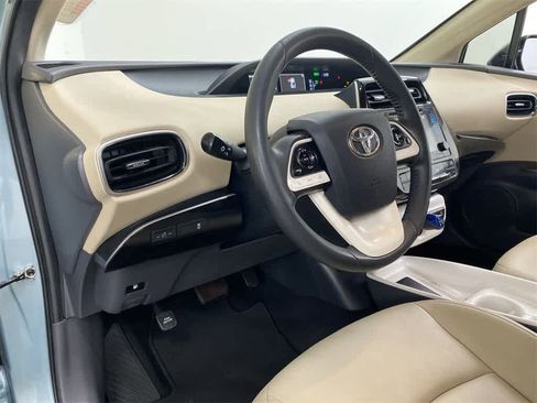 Used 2016 Toyota Prius Four image 2