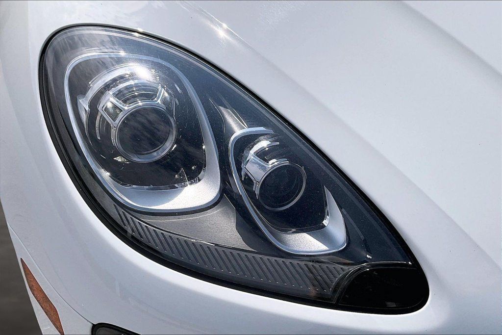 Used 2018 Porsche Macan AWD/4WD image 29