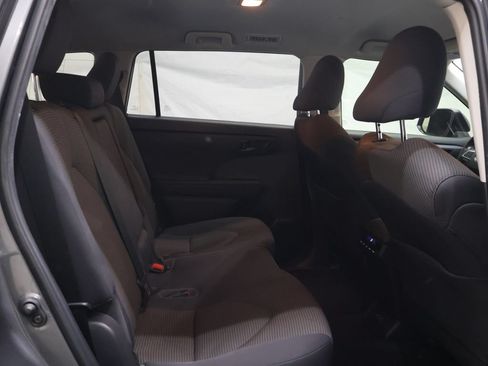 Used 2023 Toyota Highlander LE FWD image 12