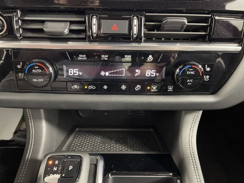 Used 2023 Nissan Pathfinder Platinum image 27