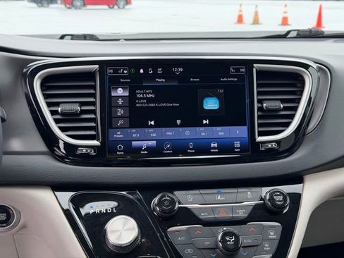 Used 2022 Chrysler Pacifica Touring-L FWD image 15