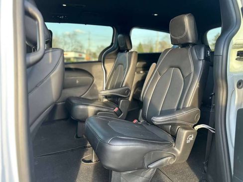 Used 2026 Chrysler Pacifica Select image 15