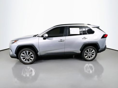 Used 2022 Toyota RAV4 XLE Premium image 9