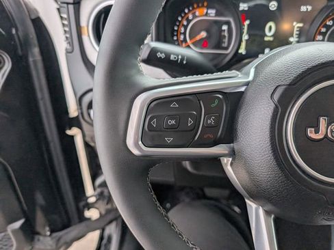 Used 2025 Jeep Wrangler Unlimited Sahara AWD/4WD image 15