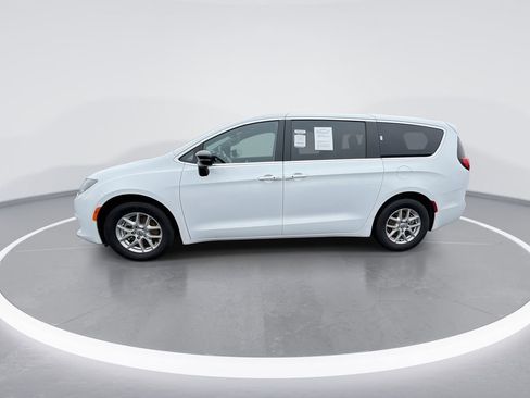 Used 2025 Chrysler Voyager LX FWD image 5