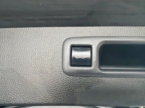 Used 2022 Toyota Highlander XLE AWD/4WD image 12