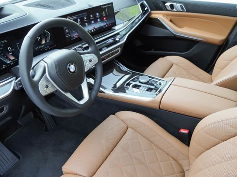 Certified 2025 BMW X7 xDrive40i w/ Premium Package image 9