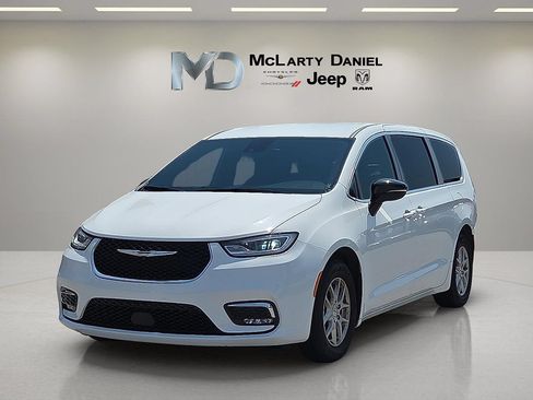 Used 2025 Chrysler Pacifica Select FWD image 2