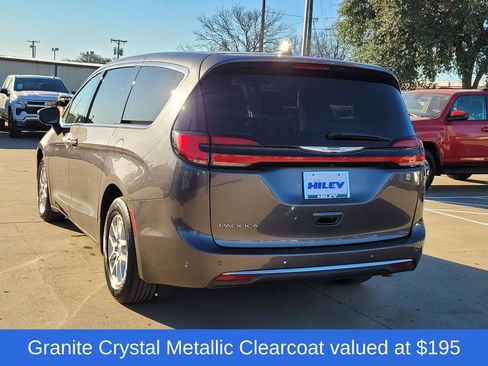 Used 2023 Chrysler Pacifica Touring-L image 3